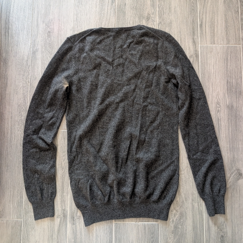 Uniqlo Cashmere Dark Gray V-neck Sweater Medium - Picture 2 of 3